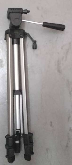 No-name photographic tripod