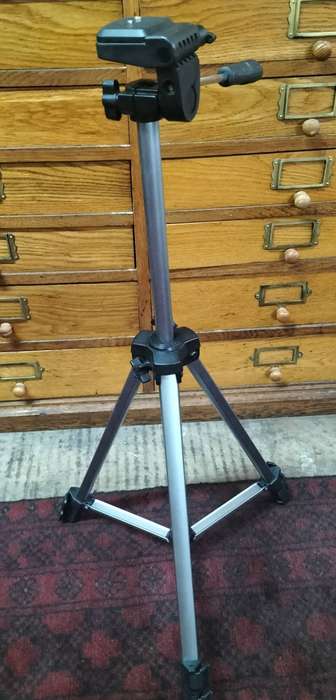 No-name photographic tripod
