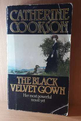 Books :  The Black  Velvet Gown , Catherine Cookson ( paperback )