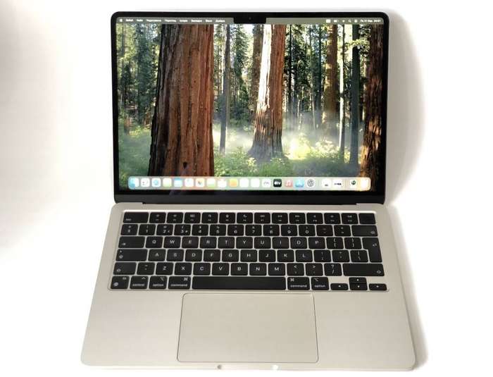 Apple MacBook Air 13-inch (2022)  M2 Chip | Starlight | Excellent Condition  Model: A2681