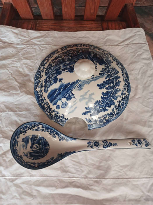 Ceramic soup turine William James pastoral 34cm diameter