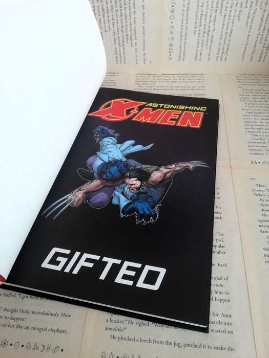 Astonishing X-men: Gifted (Marvel Ultimate Graphic Novel Collection #36) [Graphic Novel]