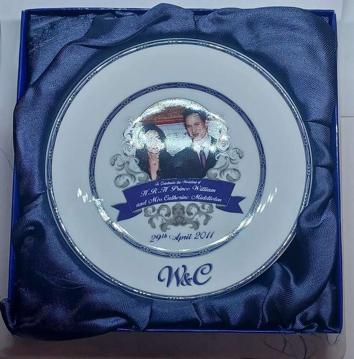 Commemorative Prince William and Catherine Middleton wedding plate in box