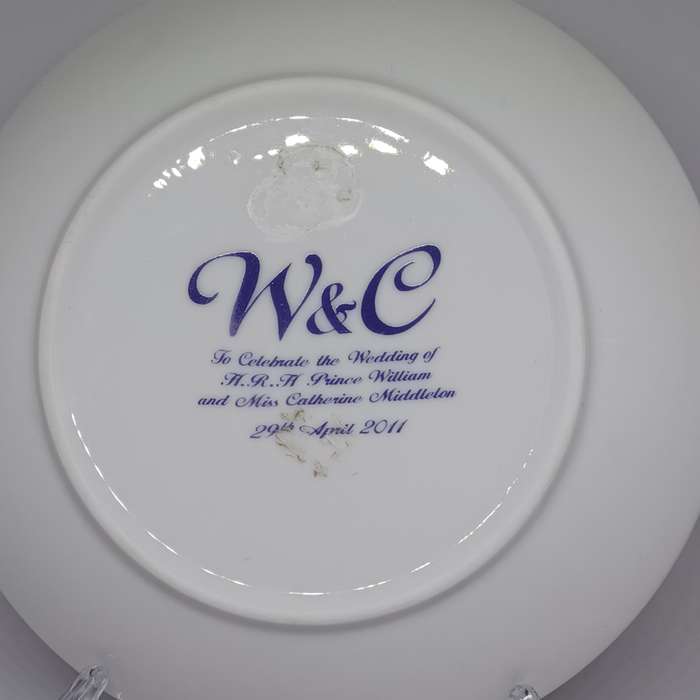 Commemorative Prince William and Catherine Middleton wedding plate in box