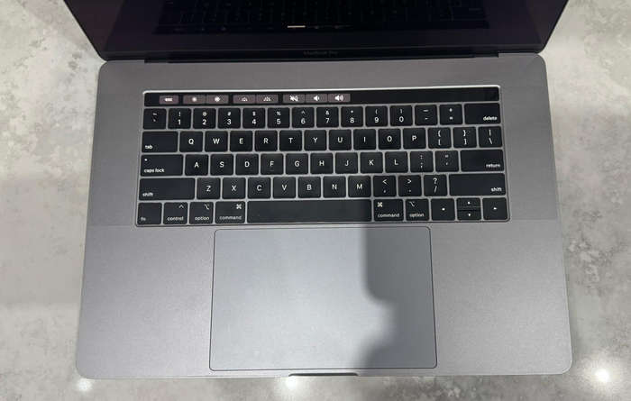 APPLE MACBOOK PRO 15' I7 WITH RADEON 560X GRAPHICS