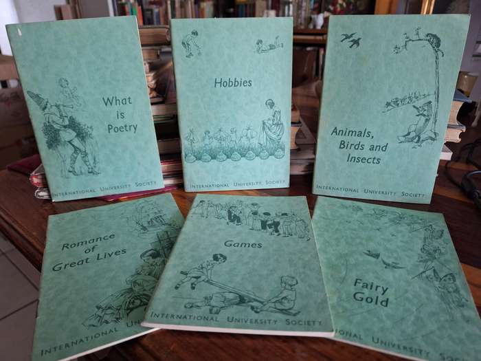 INTERNATIONAL UNIVERSITY SOCIETY - Set of 6 books. Golden Pathway brochures. Classics.
