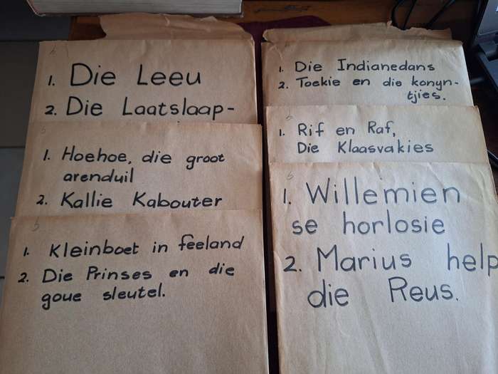 BOLLIE TYDSKRIF KINDERVERHALE in koeverte as stories vir kinders/ 24 stories gekarteer. UNIEK