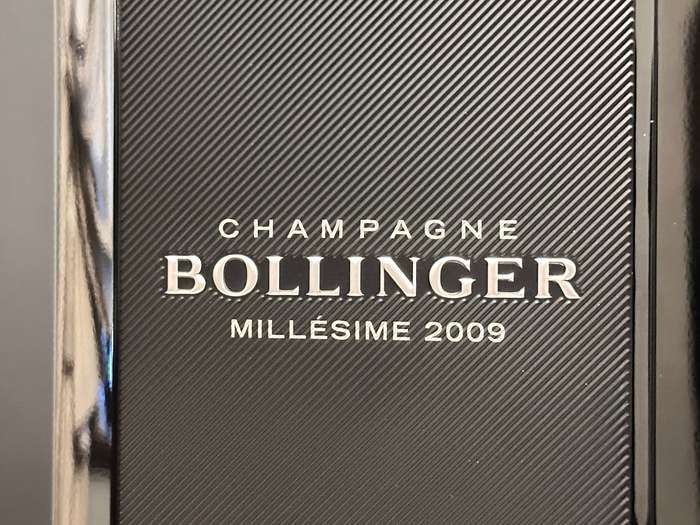 Bollinger Vintage 2009 Limited 007 Edition in Exclusive Cooler Display Case
