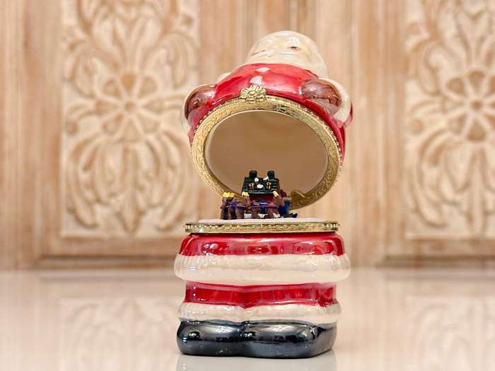 Vintage Exquisite Musical Santa with Rotating Christmas Scene