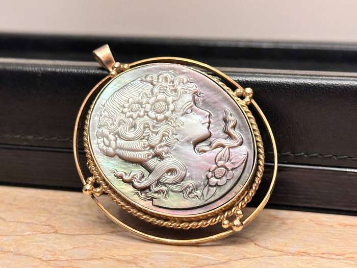 Vintage 9ct Gold Cameo Mother of Pearl Pendant / Brooch