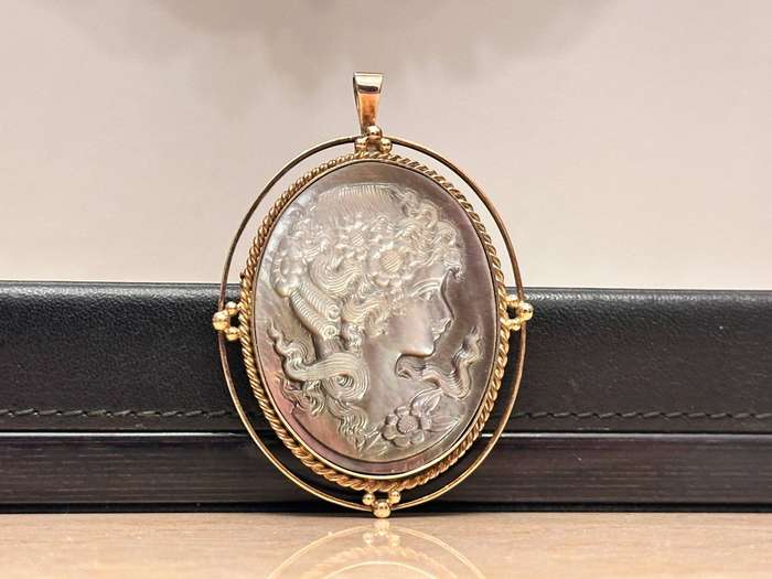 Vintage 9ct Gold Cameo Mother of Pearl Pendant / Brooch