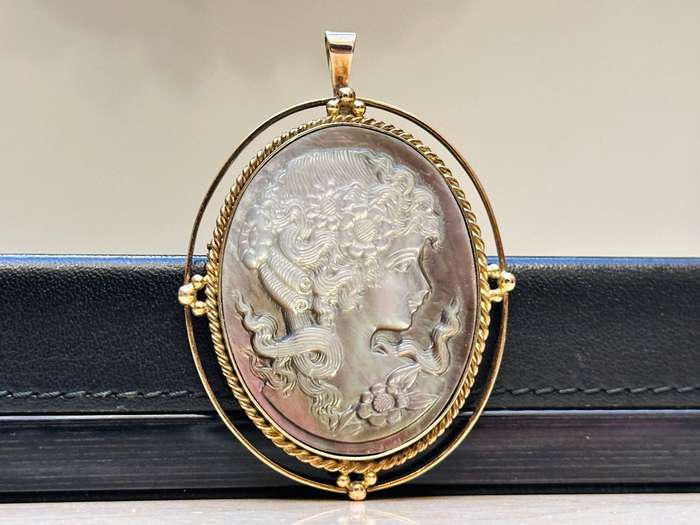 Vintage 9ct Gold Cameo Mother of Pearl Pendant / Brooch