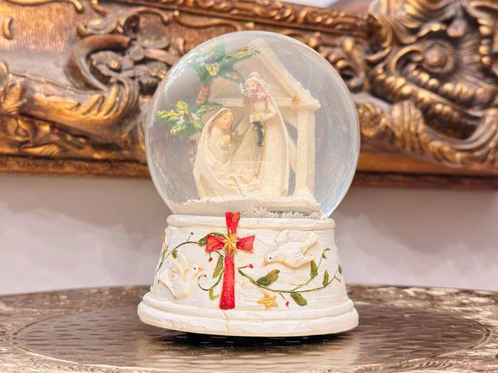 Exquisite Vintage Musical Wind up Large Snow Globe