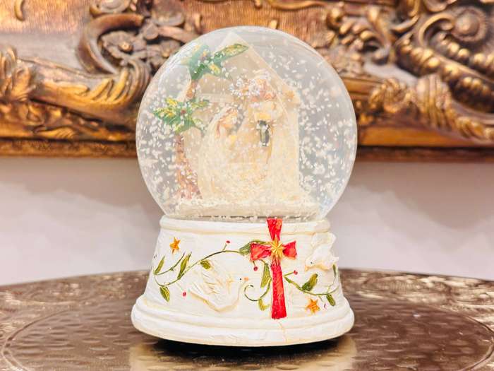 Exquisite Vintage Musical Wind up Large Snow Globe