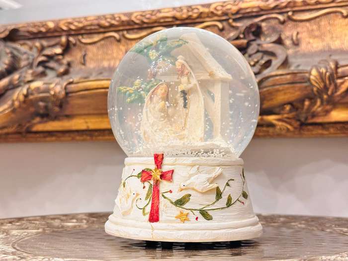 Exquisite Vintage Musical Wind up Large Snow Globe