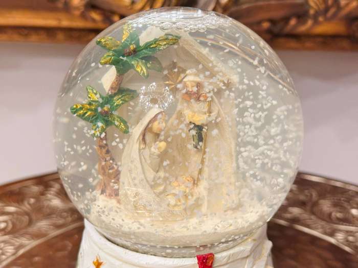Exquisite Vintage Musical Wind up Large Snow Globe