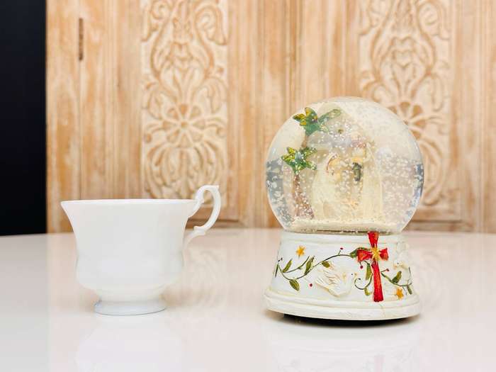 Exquisite Vintage Musical Wind up Large Snow Globe