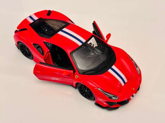 FERRARI 488 PISTA 1:24 Model Collectable in Original Box