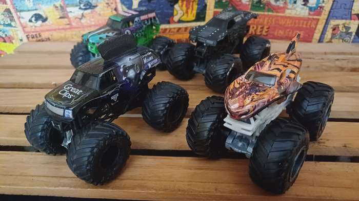 4x Monster Jam Series Hotwheels Trucks