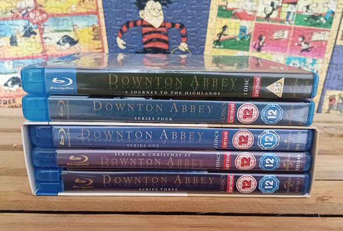 Downton Abbey - Seasons 1 - 4 + 2 Extras (Blu ray)