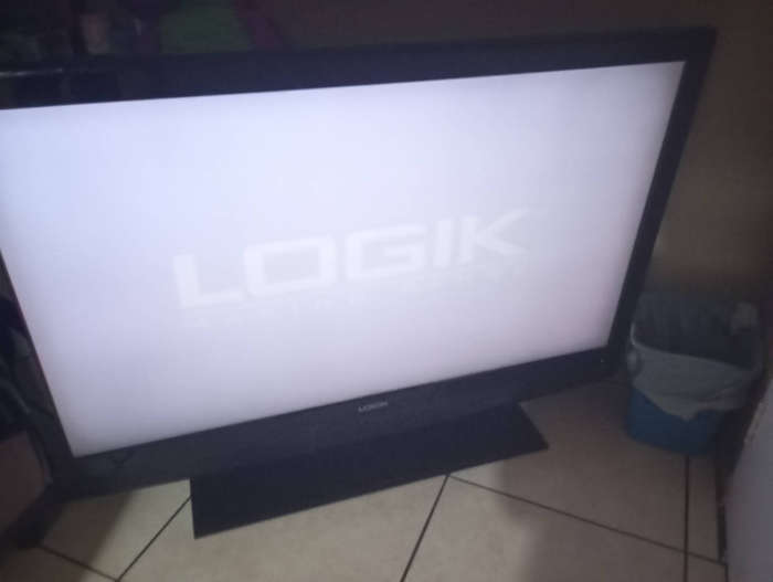 Logik 140CM 65 INCH television (read description before buying)