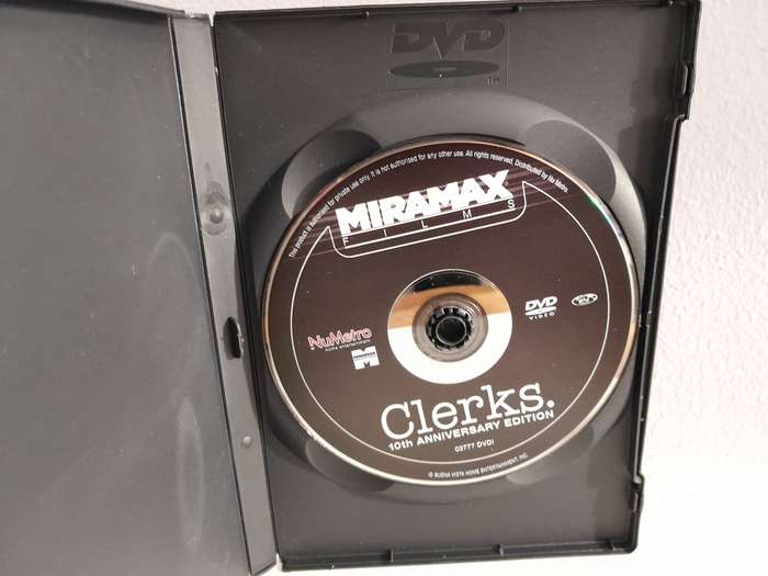 Clerks. - Directed by Kevin Smith (DVD)