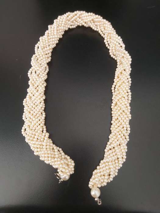 Multiple fashion pearl necklace.