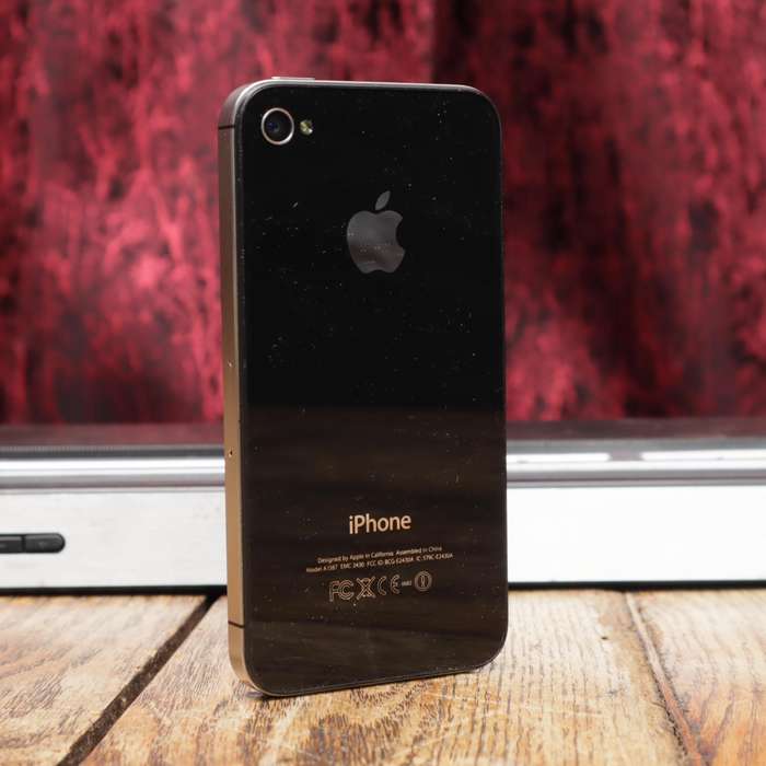 iPhone 4s 32GB A1387 and iPega Docking Station Speaker