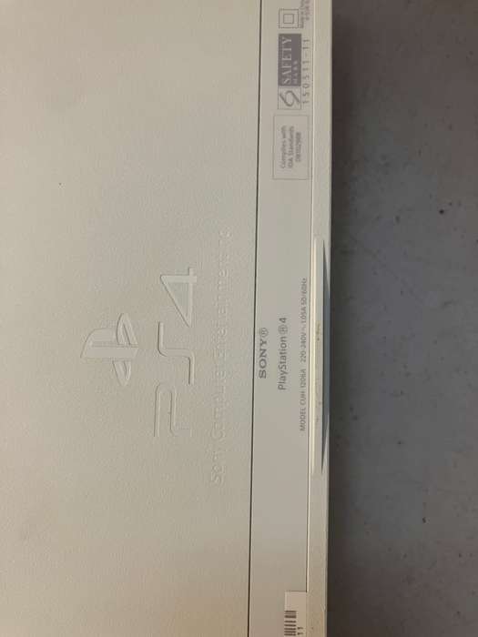 Sony PlayStation 4 Console (CUH-1206A 500GB) - Arctic White - In Original Box + 1 PS4 Game