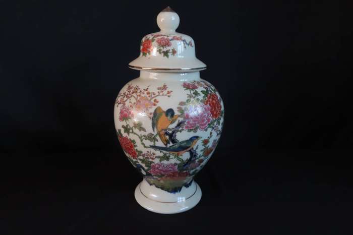 Vintage Imari Japanese Lidded Ginger Jar.