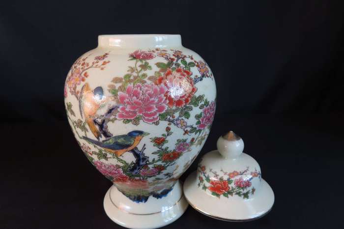 Vintage Imari Japanese Lidded Ginger Jar.