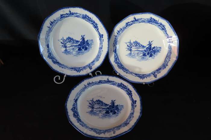 Norfolk England Vintage Dinner Plates x 3