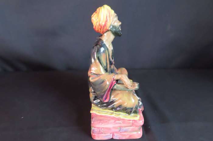 Royal Doulton Figurine "Mendicant" HN 1365