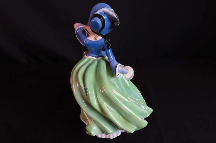 Royal Doulton Figurine Autumn Breezes HN 1913