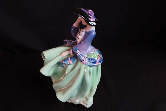 Royal Doulton Figurine Top o' the Hill HN 1833.