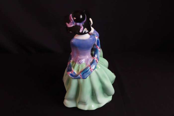 Royal Doulton Figurine Top o' the Hill HN 1833.