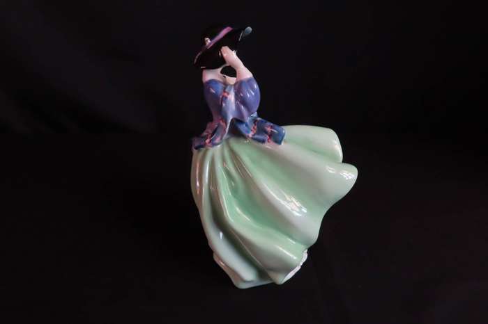 Royal Doulton Figurine Top o' the Hill HN 1833.