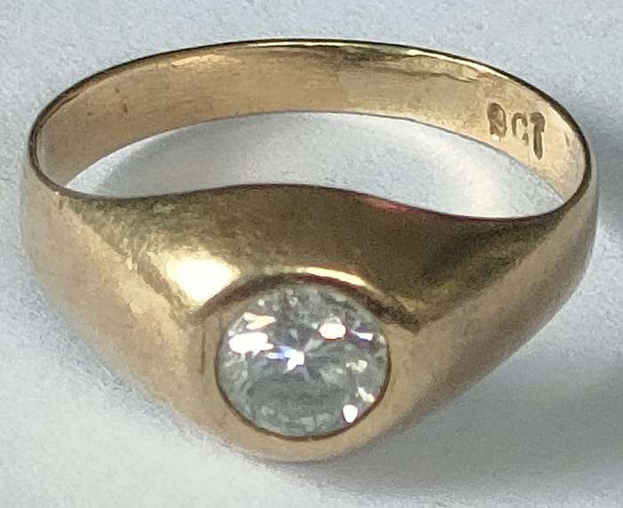 Vintage 9 ct gold ring - 1.54 g - lovely condition with unidentified white stone