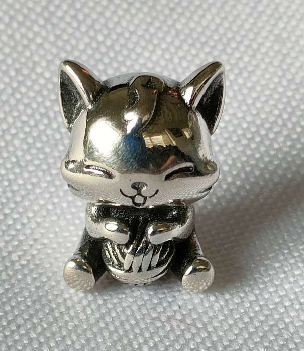 Sterling silver charm- 925 stamped - well-designed kitten