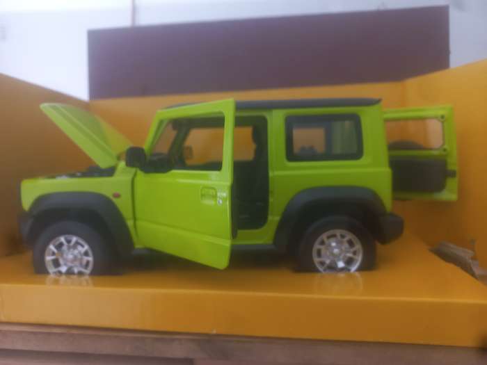 SUZUKI     JIMNY      DIE CAST  SCALE  1,18