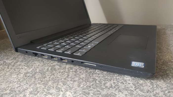 Lenovo Ideapad Intel i3 6th Gen 4GB DDR4 RAM 500GB Hard Drive WIN 10 Perfect working Order