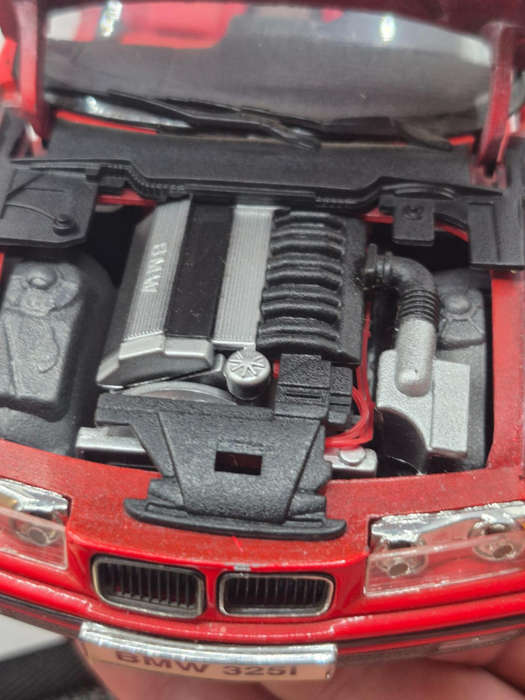 Maisto 1993 BMW 325i Red Diecast Convertible 1:18 Scale Model