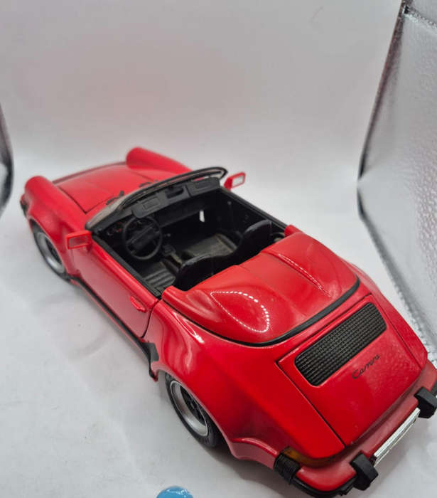 Maisto 1:18 scale die-cast model of a 1989 Porsche 911 Speedster.