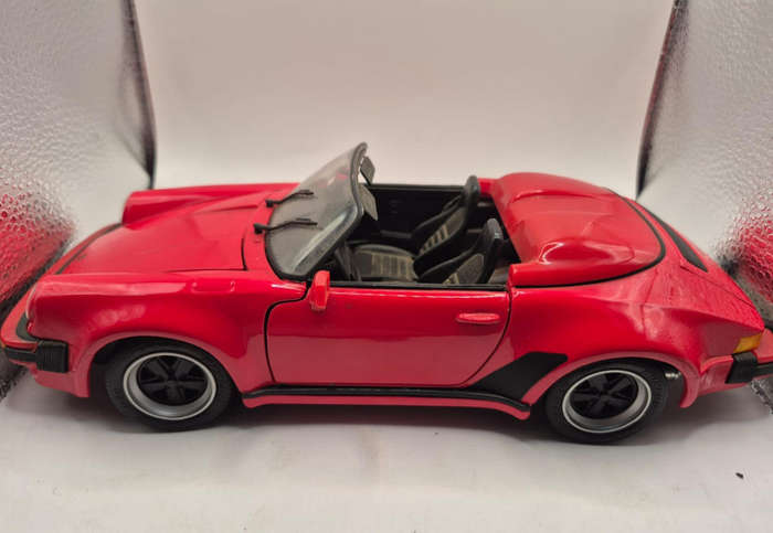 Maisto 1:18 scale die-cast model of a 1989 Porsche 911 Speedster.