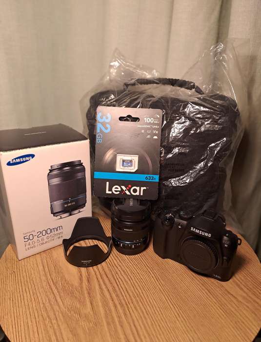 NEW SAMSUNG NX10 MIRROLESS CAMERA BUNDLE
