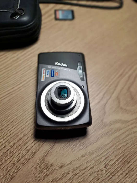 SUPER COMPACT KODAK M530 DIGITAL CAMERA