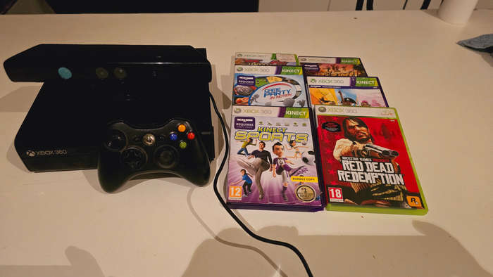 XBOX 360 CONSOL WITH 6 GAMES AND KINECT