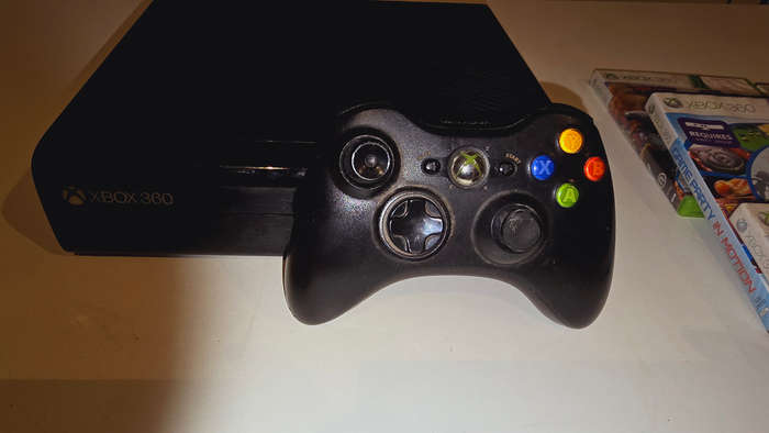 XBOX 360 CONSOL WITH 6 GAMES AND KINECT