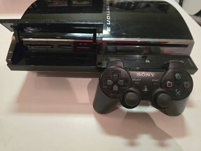 Early PS3 model with full backward compatibility (PS1 & PS2 support) with 4 USB PORTS Model CECHC04