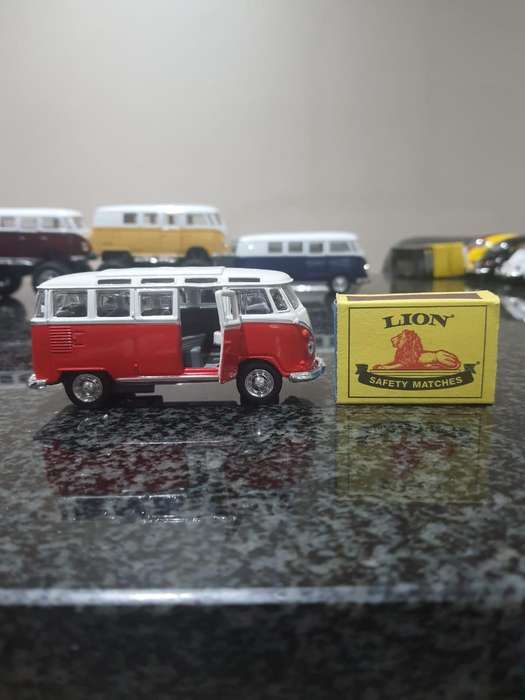 MAISTO VOLKSWAGEN CLASSIC BUS 1/40 (J565)